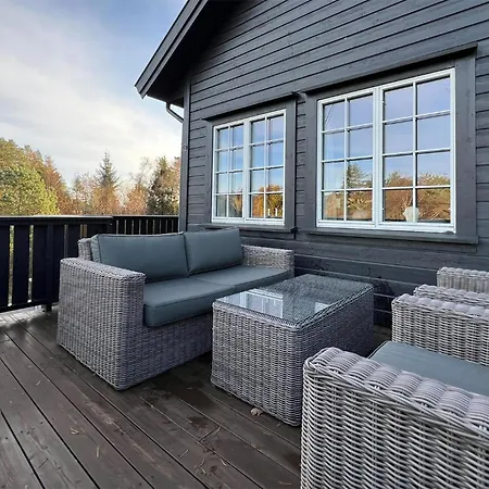 4 Bedroom Beautiful In Semesterbostad Lyngdal