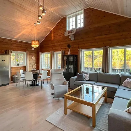 5 Bedroom Cozy In Holiday home Lyngdal